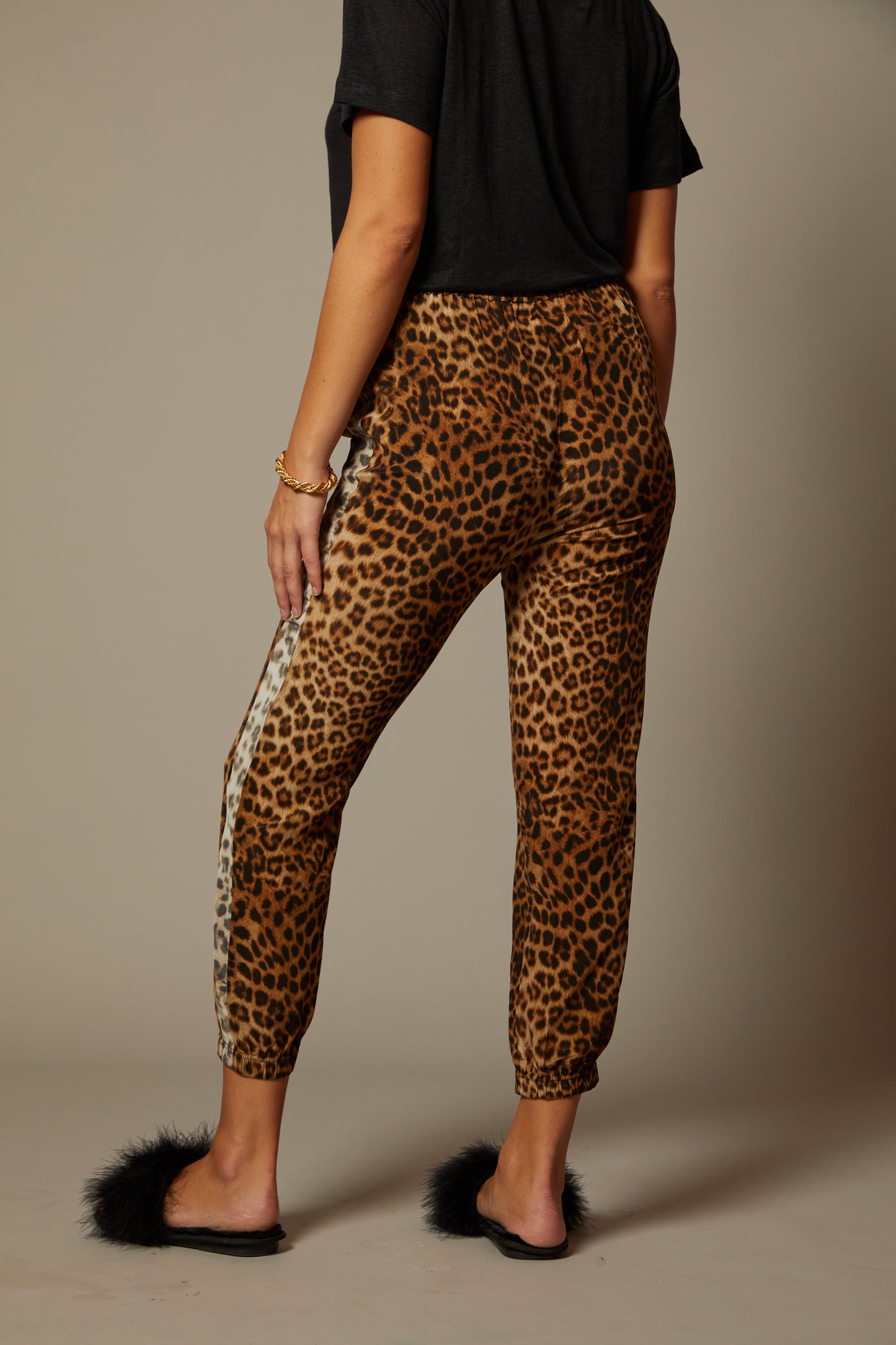 THE OLIVIA SILK JOGGER IN DOLCE VITA ANIMAL PRINT
