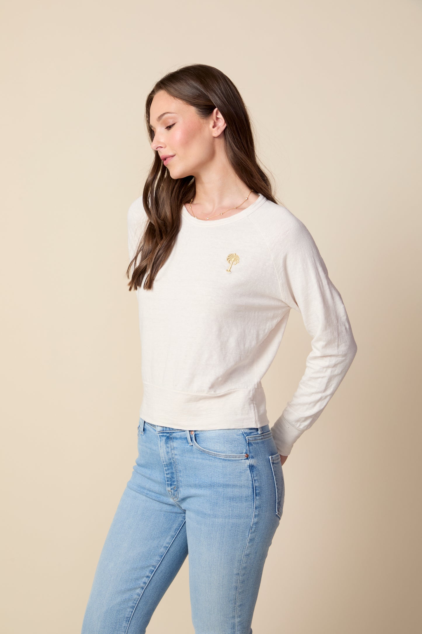 THE ROBBIE LONG SLEEVE RAGLAN TEE IN GARDENIA
