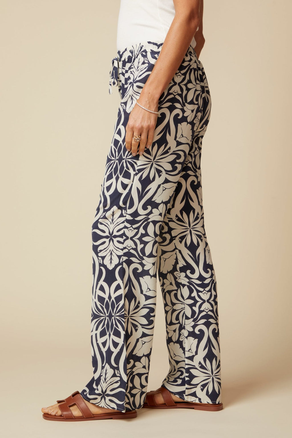 THE AIMEE SILK PANTS IN MONTE CARLO PRINT - ROYAL PALMS love & legacy