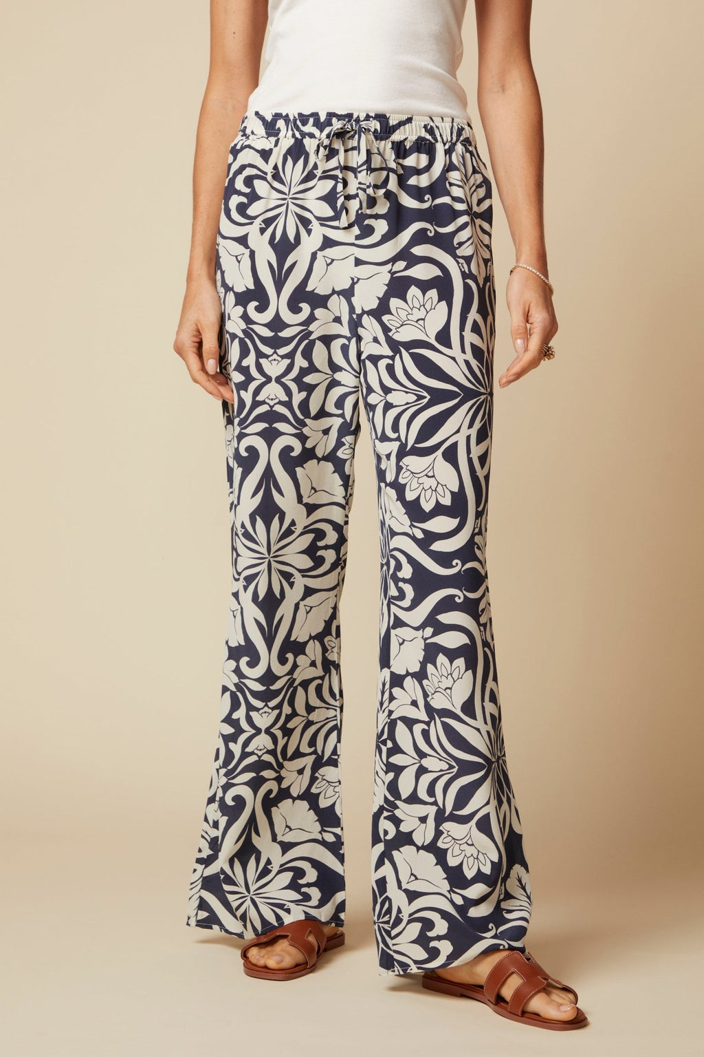 THE AIMEE SILK PANTS IN MONTE CARLO PRINT - ROYAL PALMS love & legacy