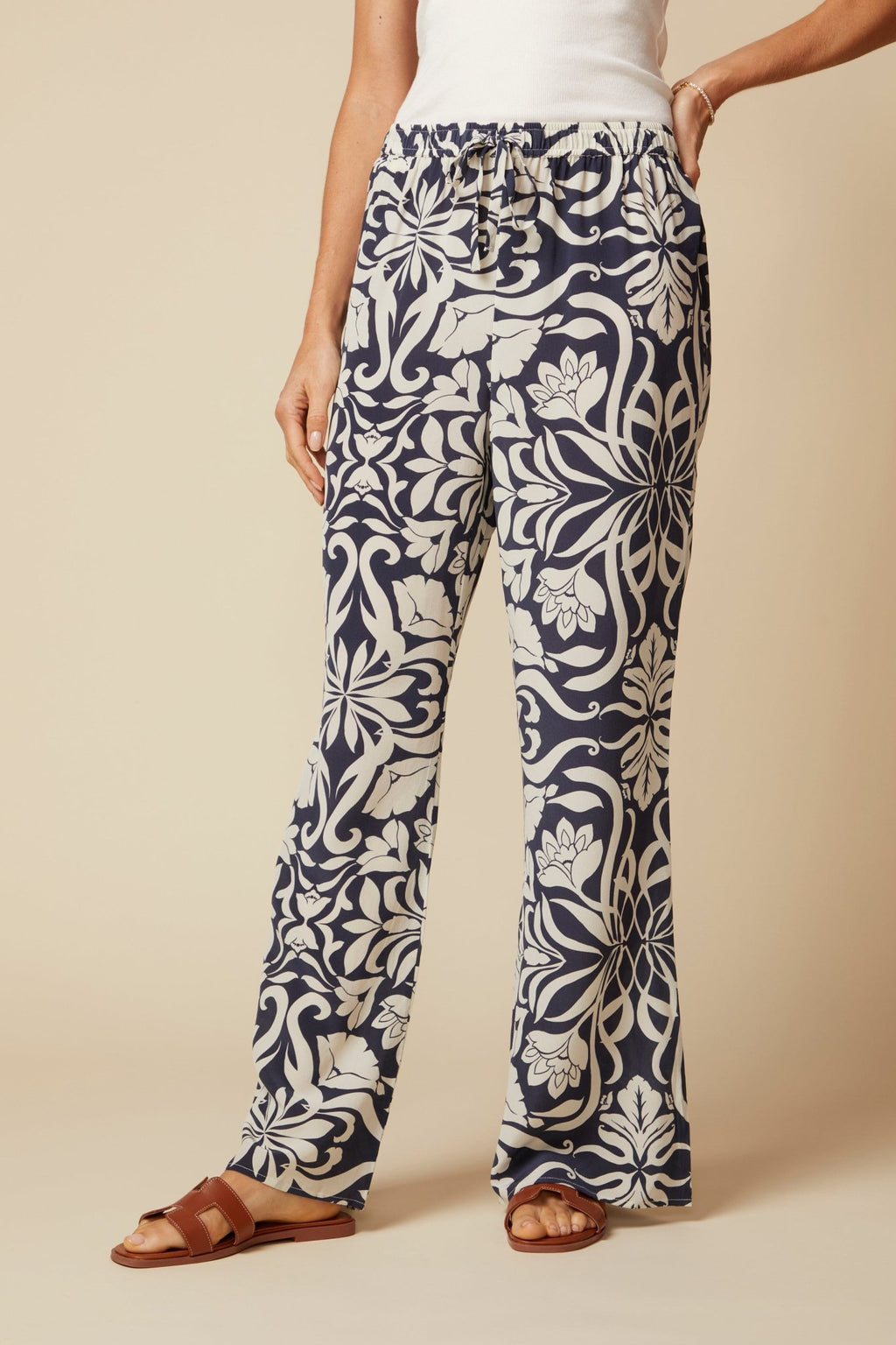 THE AIMEE SILK PANTS IN MONTE CARLO PRINT - ROYAL PALMS love & legacy