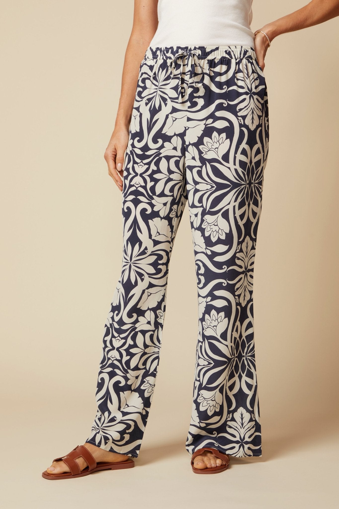 THE AIMEE SILK PANTS IN MONTE CARLO PRINT - ROYAL PALMS love & legacy