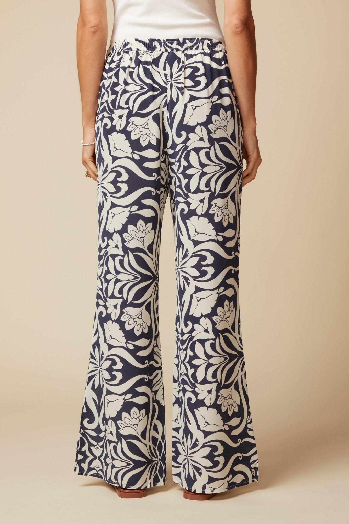 THE AIMEE SILK PANTS IN MONTE CARLO PRINT - ROYAL PALMS love & legacy